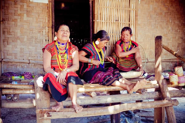 LAOS, BOLAVEN 12 DE FEBRERO DE 2014: Mujeres de la tribu Alak no identificadas en v — Foto de Stock