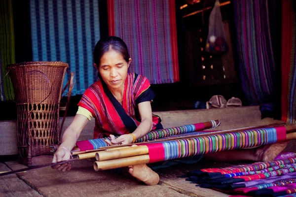 LAOS, BOLAVEN 12 DE FEBRERO DE 2014: Mujeres de la tribu Alak no identificadas en v —  Fotos de Stock