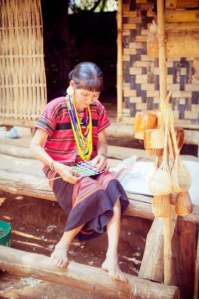 LAOS, BOLAVEN  FEB 12, 2014 : Unidentified Alak tribe women in v — Stock Photo, Image