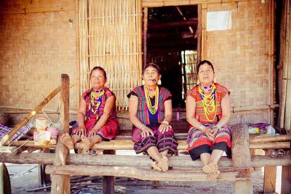 LAOS, BOLAVEN 12 DE FEBRERO DE 2014: Mujeres de la tribu Alak no identificadas en v —  Fotos de Stock