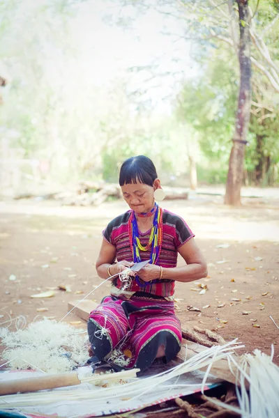 LAOS, BOLAVEN 12 DE FEBRERO DE 2014: Mujeres de la tribu Alak no identificadas en v —  Fotos de Stock