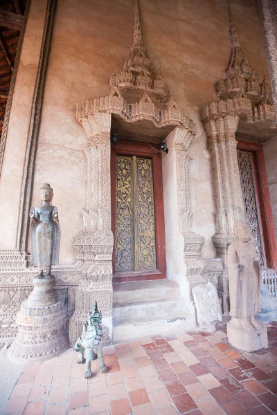 Decoração de porta de templo budista na capital de Vientiane , — Fotografia de Stock