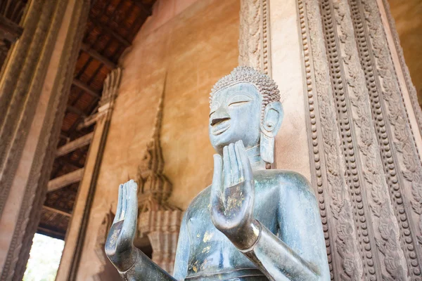 VIENTIANE, LAOS - FEB 2: Estátua de Buda de Bronze na Haw Phra Ka — Fotografia de Stock