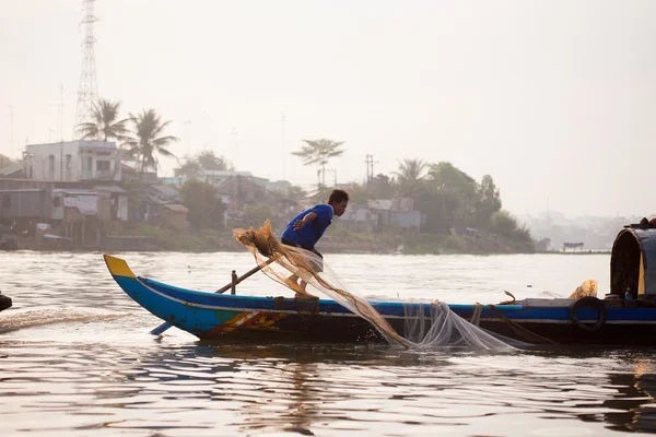 SOC TRANG, VIETNAM - JAN 28 2014: Unidentified man rowing boats — Stock Photo, Image