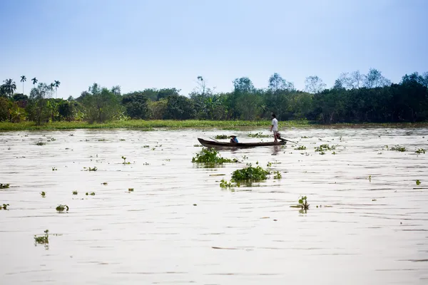 SOC TRANG, VIETNAM - JAN 28 2014: Unidentified man rowing boats — Stock Photo, Image