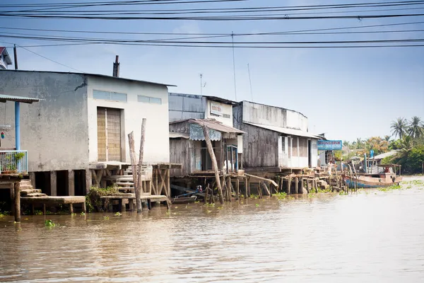 GENNAIO 28 2014 - MIO THO, VIETNAM - Case in riva al fiume, il 28 gennaio, 2 — Foto Stock