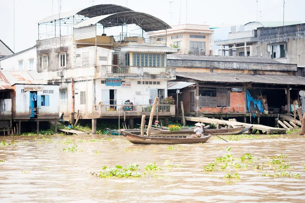 JAN 28 2014 - MEU THO, VIETNAM - Casas junto a um rio, em JAN 28, 2 — Fotografia de Stock