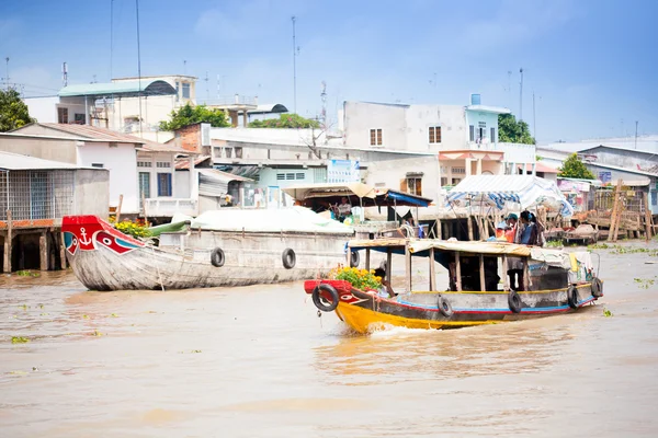 Vietnam - 28. Januar: Boote auf dem schwimmenden Markt am 28. Januar 2014.fam — Stockfoto