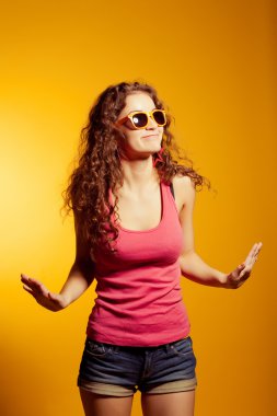 Sarı zemin üzerinde heyecanlı dans seksi mutlu kadın