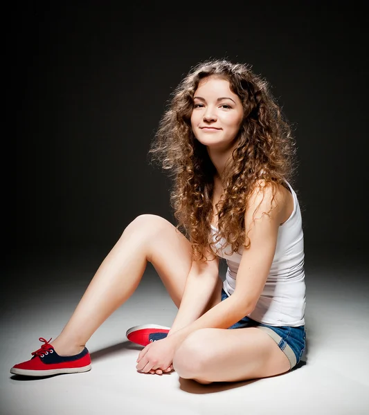 Retrato de una joven mujer bonita en el estudio — Foto de Stock