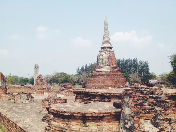Świątynia wat mahathat w zabytkowym parku ayutthaya — Zdjęcie stockowe