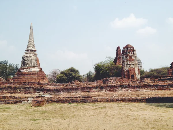 Temple wat Mahathat dans le parc historique d'Ayutthaya — Photo