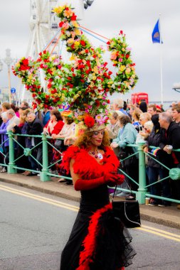 Biraz erkek ol giyinmiş