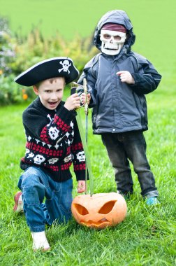 Cadılar Bayramı kostümleri giyen iki erkek