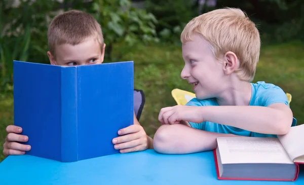 8leté školák a 6 let preschooler čtení knih — Stock fotografie