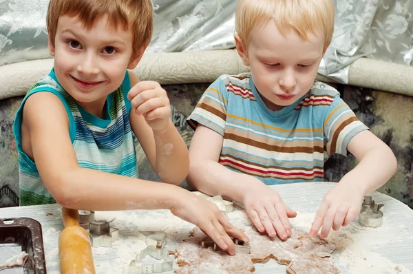 Broers maken van peperkoek cookies — Stockfoto