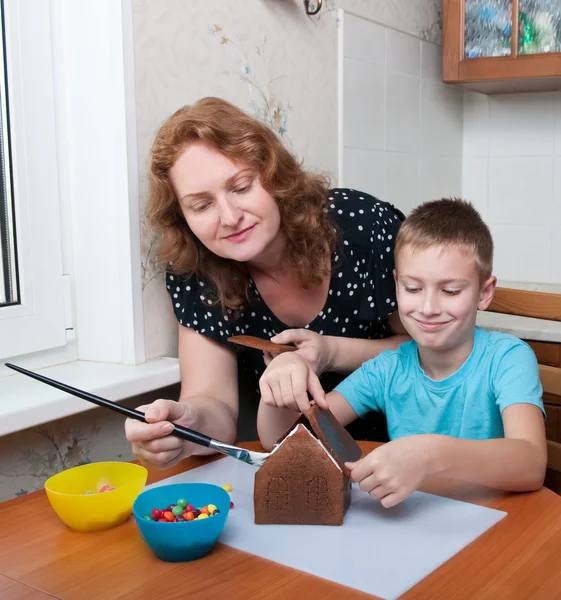 母亲和儿子做姜饼屋 — 图库照片