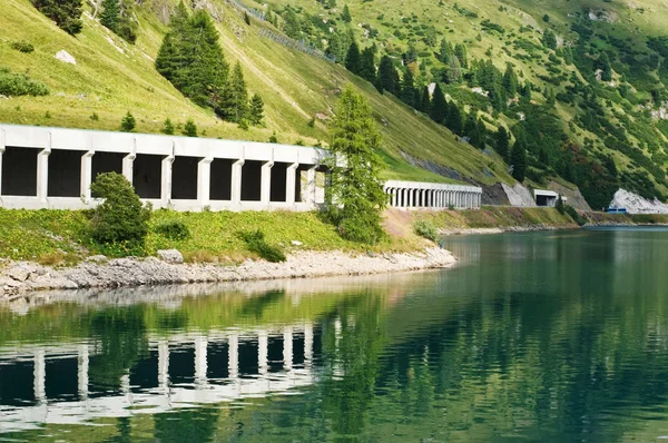 Túnel no Lago Fedaia — Fotografia de Stock
