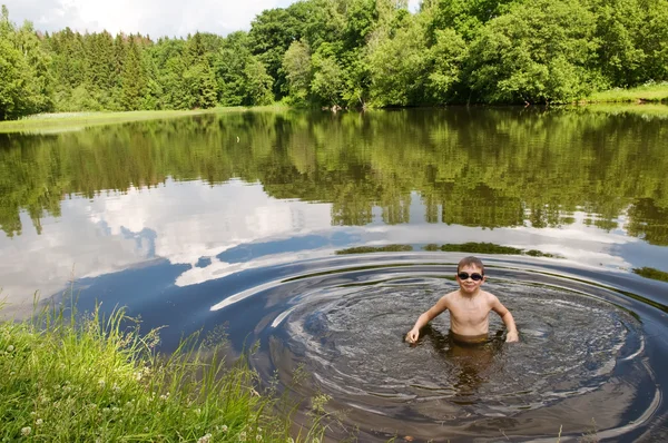 Junge schwimmt im Teich — Stockfoto