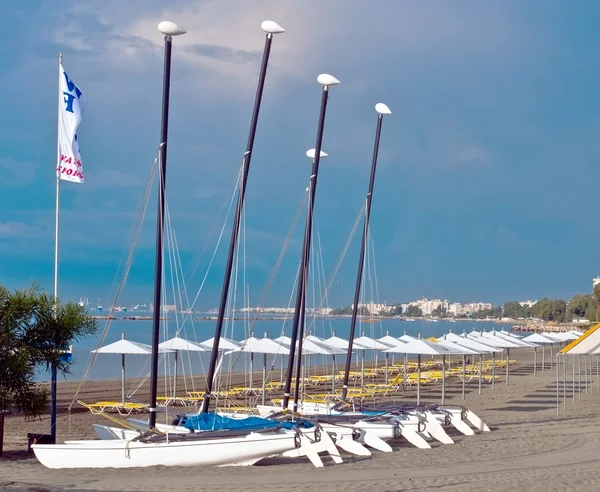 Sailboats at coastline — Stock Photo, Image