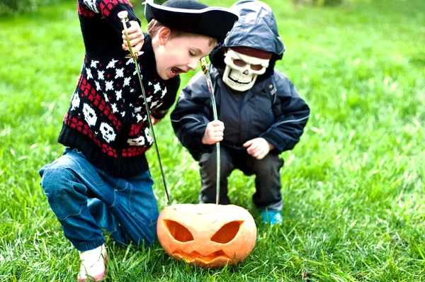 Due ragazzi che indossano costumi di Halloween — Foto Stock