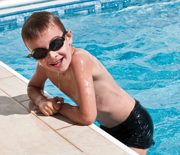 Menino sorridente na piscina — Fotografia de Stock