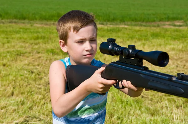 Ung pojke skytte — Stockfoto