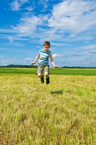 Menino feliz pulando — Fotografia de Stock