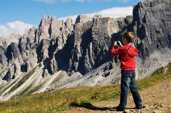 Giovane ragazzo fotografare le montagne — Foto Stock