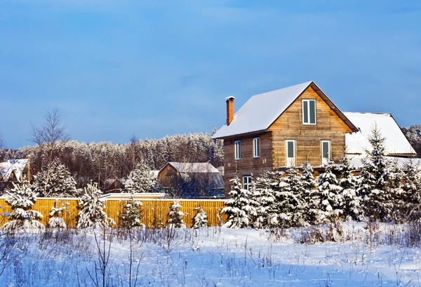Nicht-urbane Winterlandschaft mit Holzhaus — Stockfoto