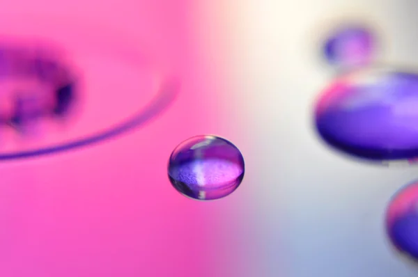 Futuristische lila Wassertropfen — Stockfoto