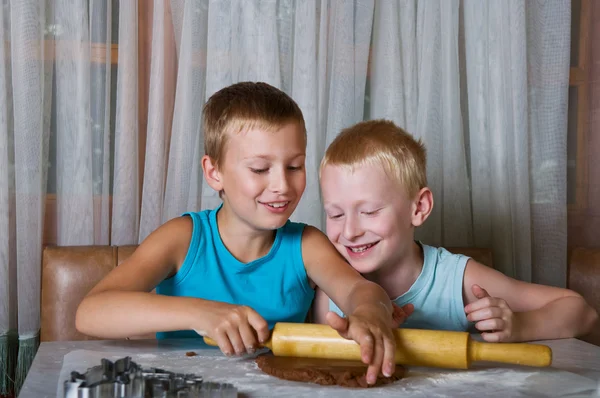 Dois meninos fazendo biscoitos — Fotografia de Stock