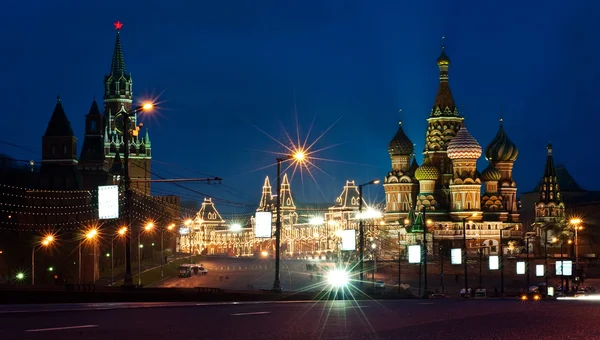 莫斯科，俄罗斯： 克里姆林宫和 st.basil 的大教堂 — 图库照片