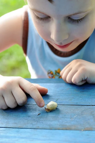 Garçon toucher escargot — Photo