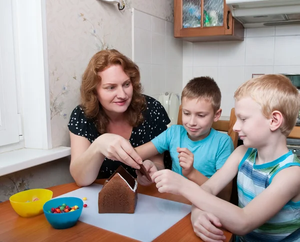 Family making gingerbread house — Stock Photo, Image