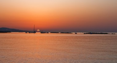 Denizde gün doğumu