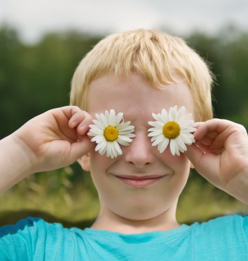 papatyalar eğleniyor gözleri ile şirin çocuk