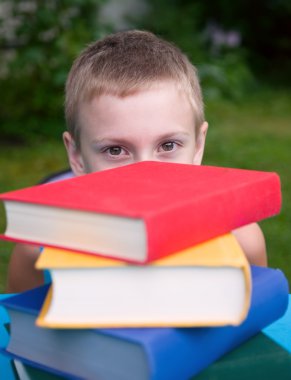 öğrenci ve kitap yığını