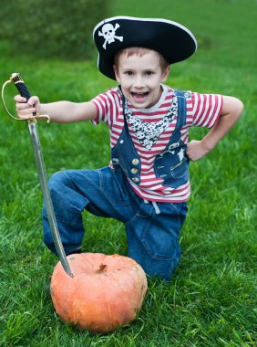 korsan-boy ve halloween balkabağı