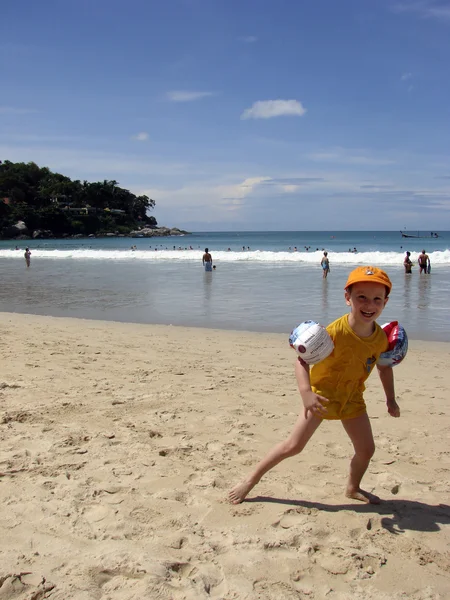 Chlapec na pláži — Stock fotografie