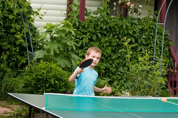 Ung dreng spiller ping pong - Stock-foto