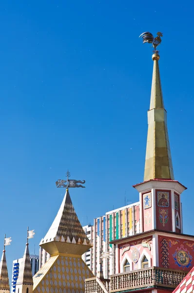 Gallo de oro en la torre del Kremlin de Izmailovsky, Moscú, Rus — Foto de Stock