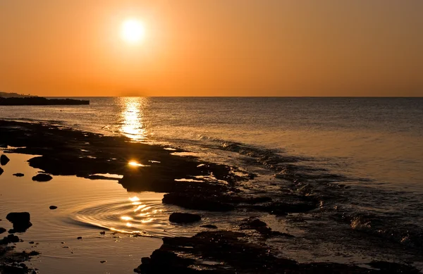 Dramatische zonsopgang op de zee — Stockfoto
