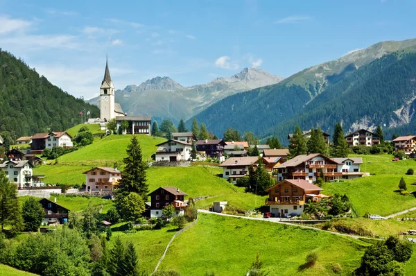 By och kapell i schweiziska Alperna — Stockfoto