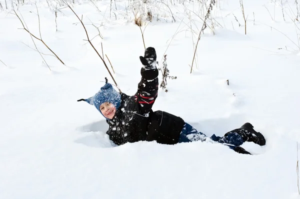 Garçon heureux jouant avec la neige — Photo