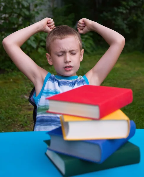 Dühös fiú utálom olvasás — Stock Fotó