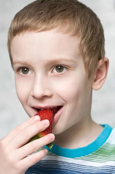 Garçon manger de la fraise — Photo