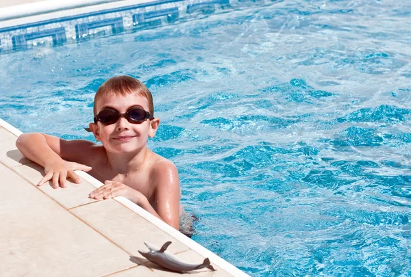 Lachende jongen bij zwembad — Stockfoto