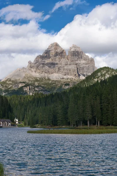 Sjön misurina och tre cime di lavaredo — Stockfoto