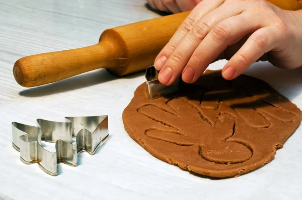 Making gingerbread man — Stock Photo, Image